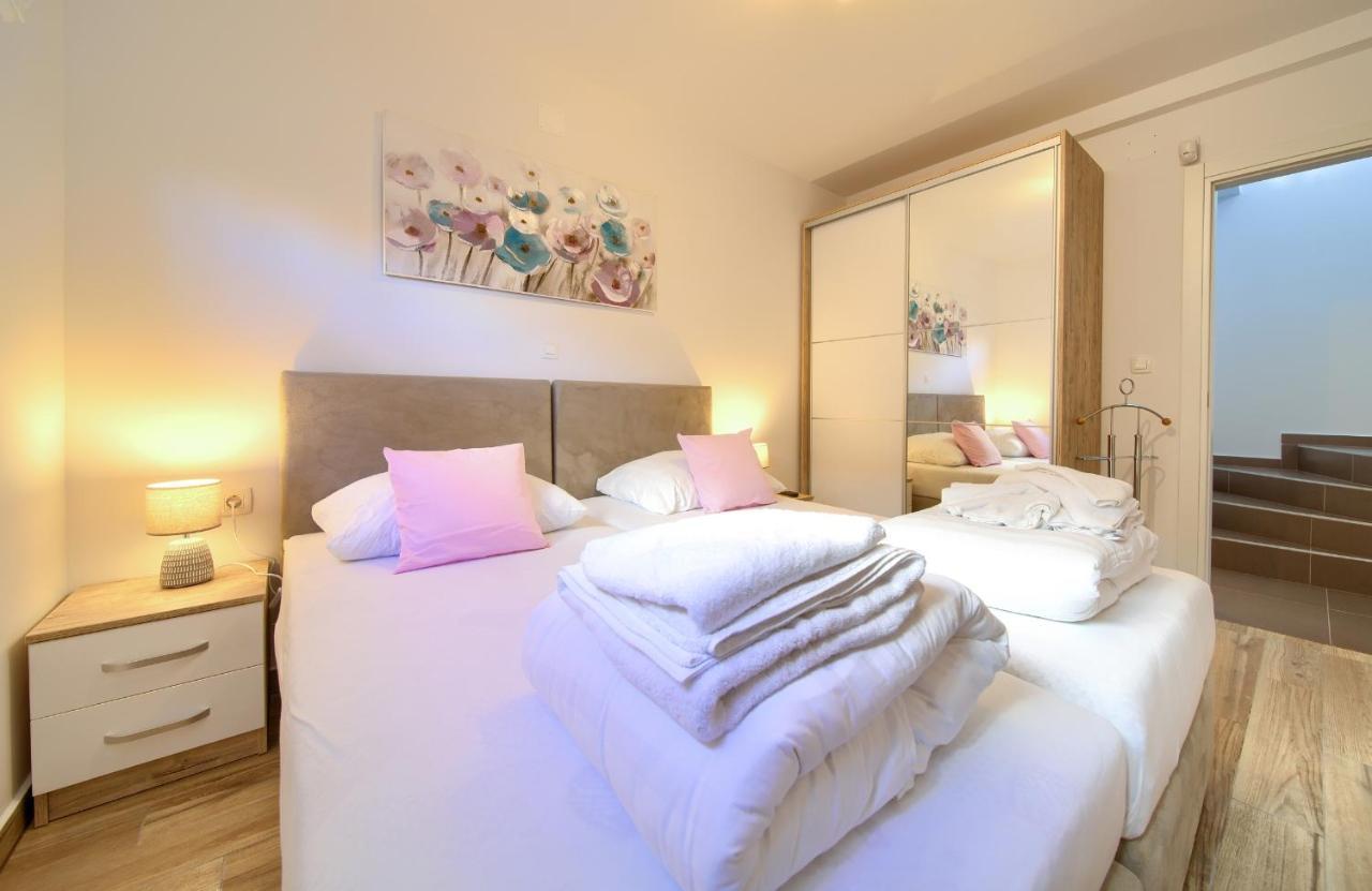 Villa Solis Lacus Modern Apartment - Private Heated Pool - Smart Tv Sky X - Free Parking Njivice Eksteriør bilde