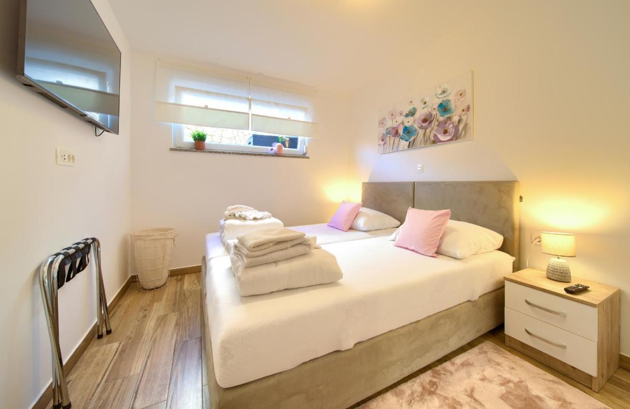 Villa Solis Lacus Modern Apartment - Private Heated Pool - Smart Tv Sky X - Free Parking Njivice Eksteriør bilde