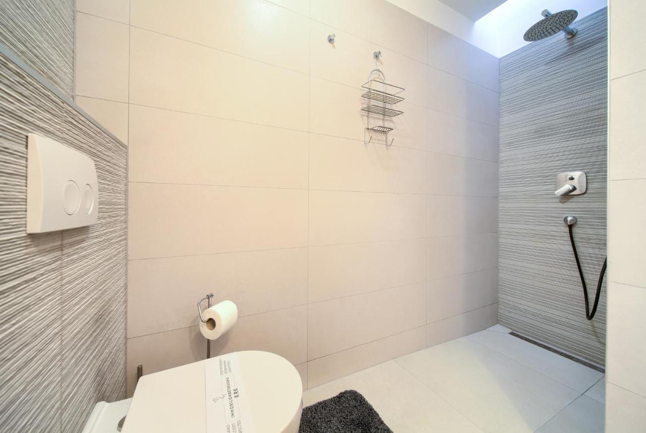 Villa Solis Lacus Modern Apartment - Private Heated Pool - Smart Tv Sky X - Free Parking Njivice Eksteriør bilde