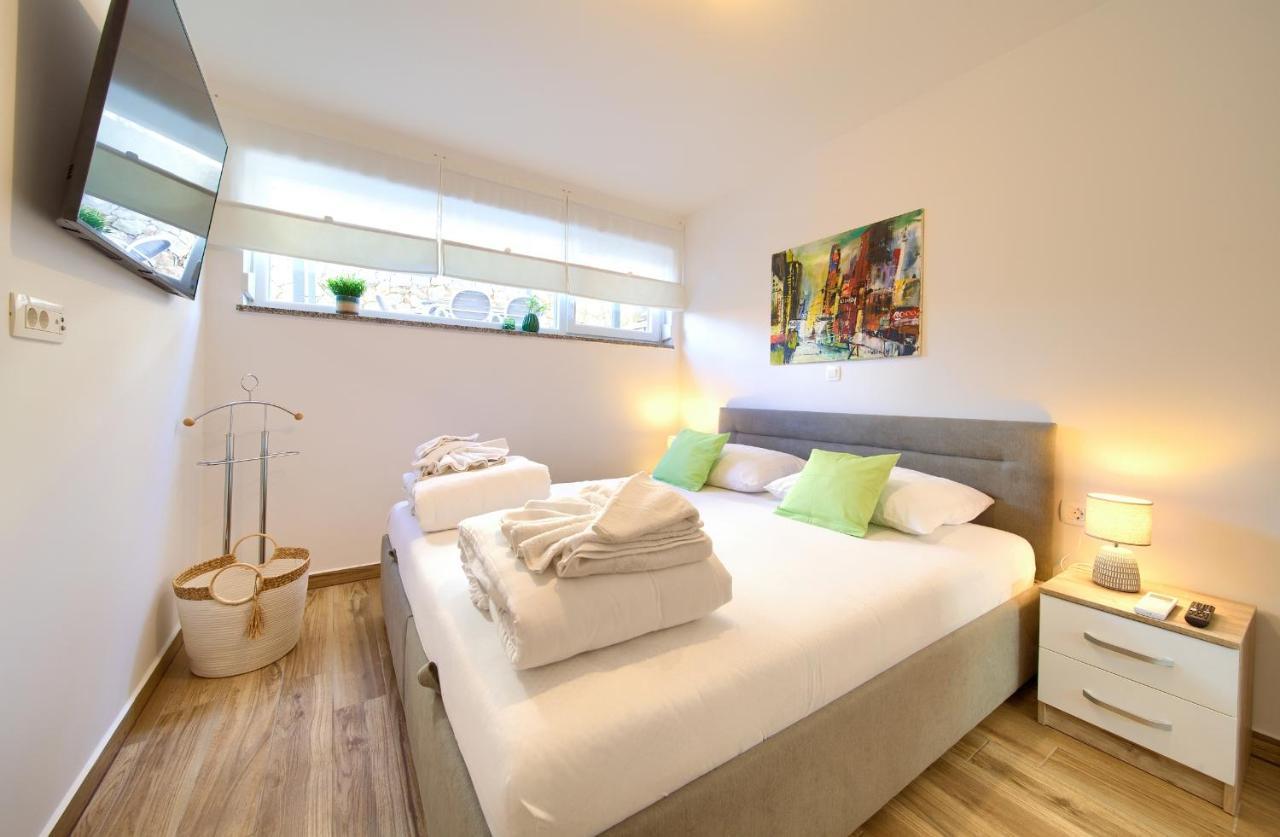 Villa Solis Lacus Modern Apartment - Private Heated Pool - Smart Tv Sky X - Free Parking Njivice Eksteriør bilde