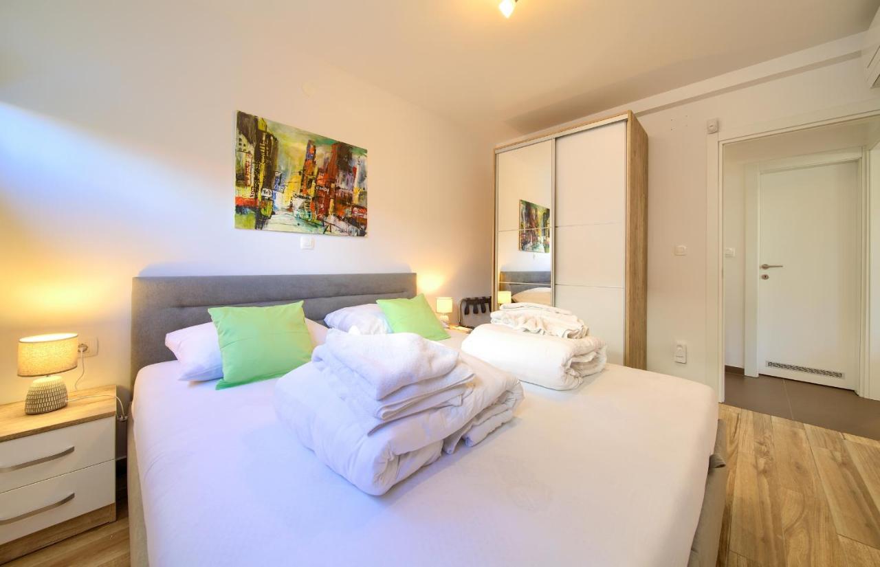 Villa Solis Lacus Modern Apartment - Private Heated Pool - Smart Tv Sky X - Free Parking Njivice Eksteriør bilde
