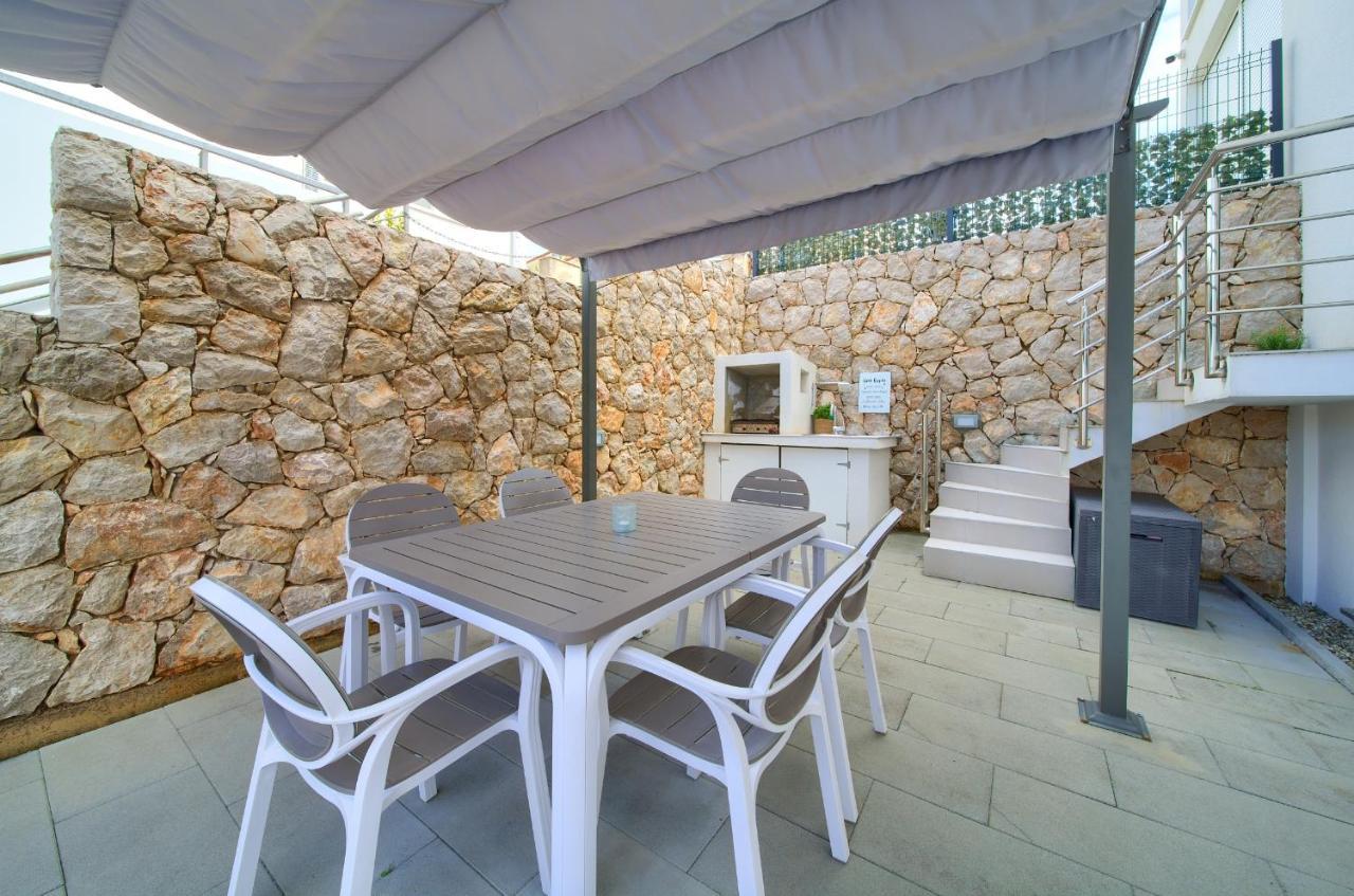 Villa Solis Lacus Modern Apartment - Private Heated Pool - Smart Tv Sky X - Free Parking Njivice Eksteriør bilde